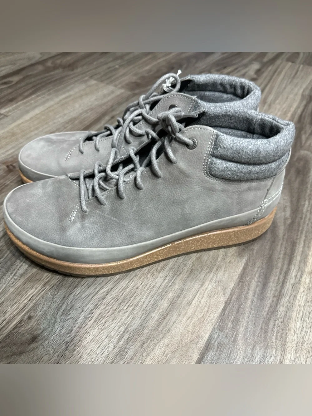 Birkenstock Men's Gray Suede Chukka Boots with Cork-Look Sole